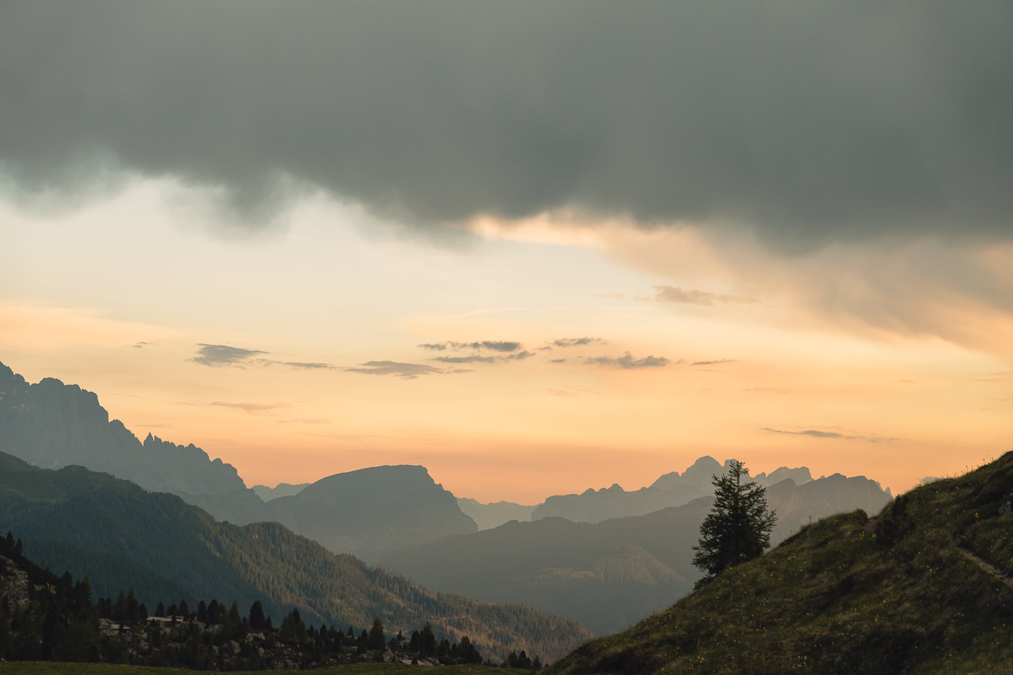 Luce di tramonto drammatica sulle Dolomiti fotografata da Luca Canins